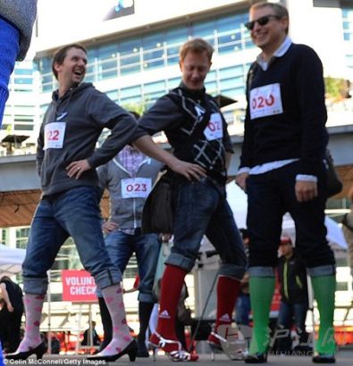 Walk a Mile in Her Shoes: The International Men's March to Stop Rape, Sexual Assault & Gender Violence was started in California in 2001. ЬһӢһȫʿͽԴ2001ݡּǿ顢ɧźԱŰ