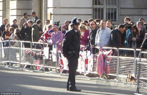 9. Police stand guard having set up barriers along the usually quiet stretch of Pall Mall in central London. ׶ĵϣվդ 