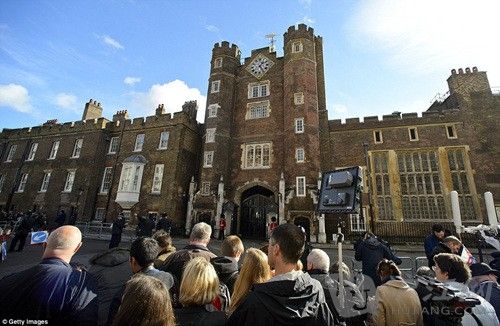 8. After standing in wet, windy conditions crowds gathered in the Autumn sunshine at St James Palace to see the future king. ѾڳʪµȺʱԡյ£ۼʥղķʿſڵһδ