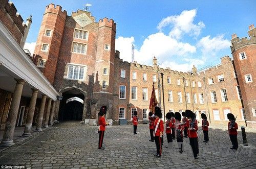 7. The St James's Palace detachment of The Queen's Guard turns out in St James Palace, for the arrival of Queen Elizabeth II, ahead of the christening. ϴʽʼ֮ǰŮʥղķʿֶʥղķʿжӣ׼ӭɯ׶Ůĵ