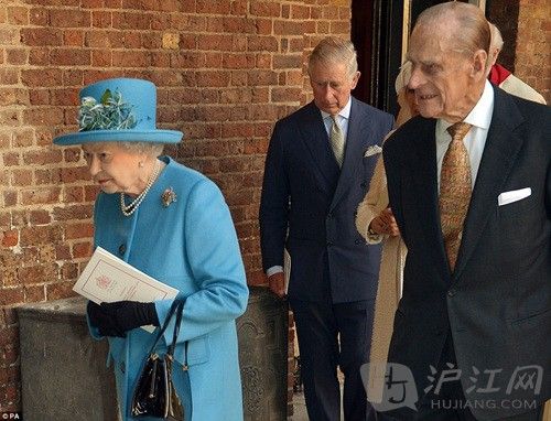 6. the Queen wore a sky blue cashmere coat with mother of pearl buttons over a paisley dress, with a cashmere hat made by her dresser, Angela Kelly. ӢŮƻȹǯĸŦ۵ɫʲ׶ףͷò÷찲ΪƵĿʲ׶ñ