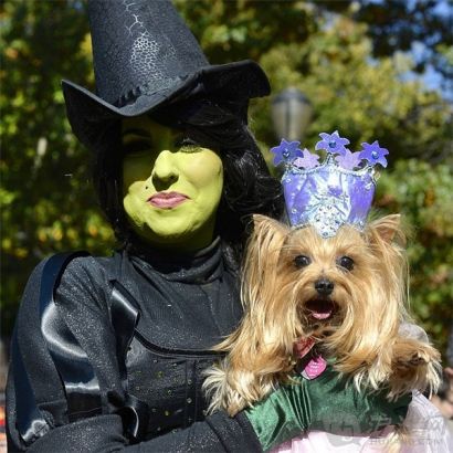 9. Minnie and her dog dressed as the 