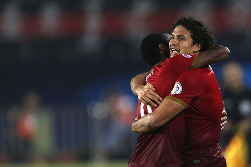 Muriqui (1st, R) of Guangzhou Evergrande plays during the 2013 AFC Champions League final between Guangzhou Evergrande and FCSeoul in Guangzhou, South China's Guangdong province, on Nov 9, 2013. 2013ǹλغڹչᣬݺӭս׶FCӡ