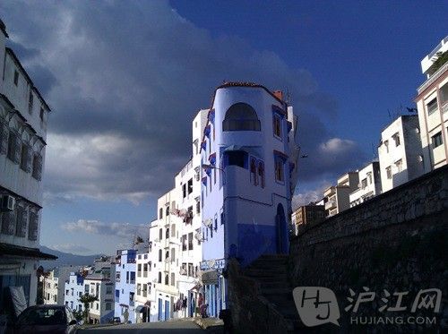 2. Chefchaouen, Morocco ɳ򡪡Ħ Jewish refugees painted this mountain-side town blue in the 1930s and now the city has beautiful blue and white buildings to show for it. 2030̫ɽСˢɫƯɫʮۡ