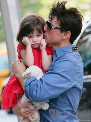 Daddy: Tom Cruise ְ֣ķ³˹ Kid: Suri Cruise Ů𡤿³˹ Ӷ̬ Tom Cruise was reunited with his daughter, Suri, in the U.K. on Tuesday.The 7-year-old, who lives in New York City with her mom, Katie Holmes, flew in to spend some quality time with her dad. ķ³˹ŮܶӢطˡ7СŮںĸ׿١նķ˹һסŦԼܶ׶ְؾۡ