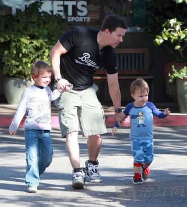 Daddy:Mark Wahlberg ְ֣ˡֶ Kid:Brendan Wahlberg ӣ׵ֶ Ӷ̬ Getting into the Christmas spirit, the 42-year-old actor took two of his children, Michael, seven, and Brendan, five, to California's Disneyland on Saturday. ʥڽ42Աˡֶӣ7˶5Ķǵĵʿ԰档