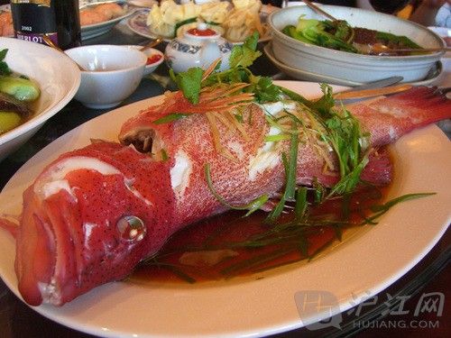 12. China: From Head to Tail йͷβ In China, it is common for fish to be served whole for New Years. It is important to eat the entire fish from head to tail to ensure a good year from start to finish. йȫǺձĴͳͷԵβҪΪȷµһʼճ⡣