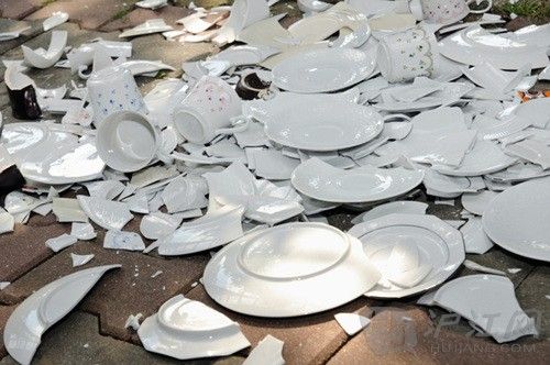 1. Denmark: Let the Dishes Hit the Floor ˤ Residents of Denmark have been known to throw dishes (dont worry, not the good china) at their neighbors doors. The more broken dishes, the more good luck you are thought to have in the upcoming year! ˻ھӼſˤӣģӵĲǺõĴˤԽ࣬ζԽˣ