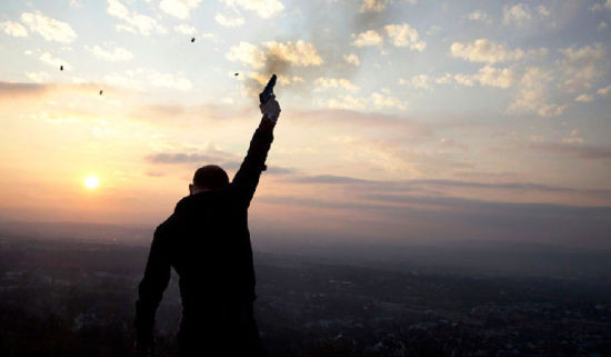 29�գ�Ϧ����ԡ�µĸ������ὼ��Kazbek Mutsaevɽ��һ��ǹ���������ǹ����ǹ��ף��һ����ͳ����ʽ�������ɲ��֡�