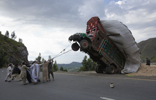 In Islamabad, Pakistani men deal with a different kind of problem on the road. ڰͻ˹̹׶˹·Эһ⡣