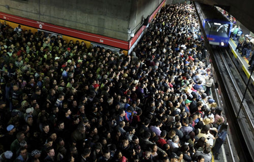 Sao Paulo, Brazil is home to some of the world's biggest traffic jams, and its subway stations are a bit overcrowded. ʥϽͨӵµĳ֮һĵվеŶ