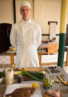 Eat seasonal Եʳ Meals on Downton Abbey consist of seasonal food such as asparagus in August and game in the shooting season. They are big fans of meat which includes pork, fish, beef and lamb. ƶׯ԰ķҪǵʳ·ݵ«ʹԼڵǺϲ⣬⡢㡢ţ⡣