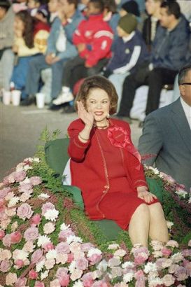 Grand Marshall Shirley Temple Black waves to the crowd as she rides along the 110th Tournament of Roses Parade route in Pasadena, California, Friday, Jan. 1, 1999. 199911գ壬˲ڼгϯ˵110õ廨Ѳ˲ΪָӣھʱΧǻ⡣