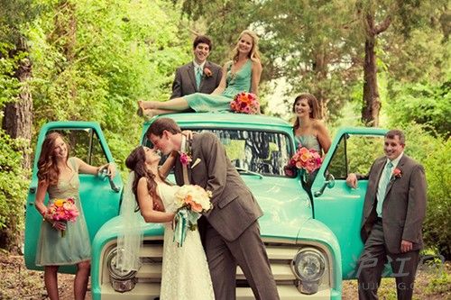 10. A romantic photo of the wedding party with the sweet ride you rented for the day. һСԼǣһȥ۵ؽɣ