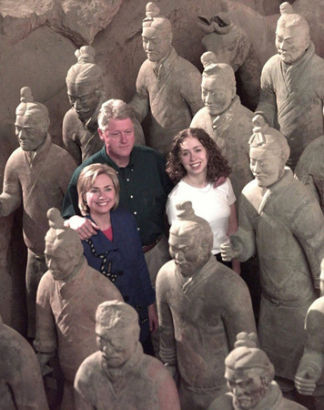 Former US President Bill Clinton, first lady Hillary Rodham Clinton, and their daughter Chelsea take a tour of the Terracotta Warriors, June, 1998, Xi'an. 1998꣬ʱͳֶٺϣŮжι۱ٸ