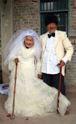 19. After getting married for 88 years, Wu Conghan and his wife Wu Songshi got their very first wedding photo. ڽ88Ӻϵһ˻ɴա