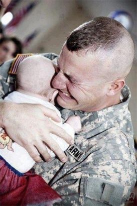 16. This soldier met his baby for the first time. ʿһμԼı