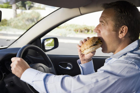 Eating inside the car 8.Careless driving laws exist both in the United States and in the United Kingdom, but it can get draconian in the UK, where motorists have been ticketed for eating a sandwich or apple. 8. ӢСļʻӢʮϿ˱߳λƻ߿յ