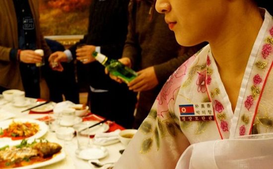 中国生活的朝鲜女生 奢华餐厅里笑对客人(图)