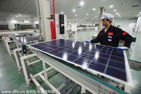 A Chinese worker manufactures solar panels at the plant of Yingli Solar in Tianjin, China, March 12, 2013. [Photo / IC]