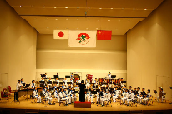 安华里一小金帆管乐团赴日本参加中日友好管乐交流管乐演奏活动,荣获