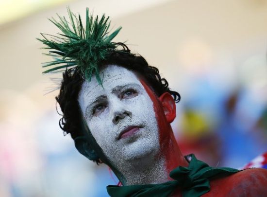 Face paint is one of the more popular methods fans are using to support their country. ֧һֽΪձ