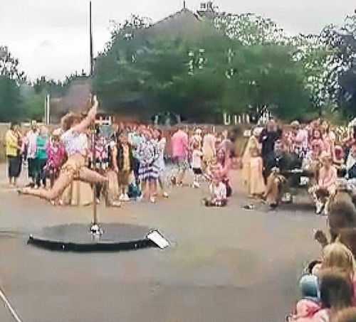 һ���������ɫ�ȿ��Ů����ѧУ�ٳ���Χ��һ���ֹܽ��б���