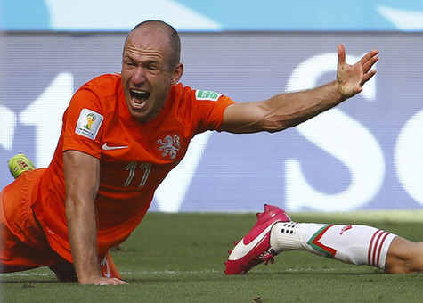 Arjen Robben of the Netherlands reacts after being tackled by Mexico's Miguel Layun during their 2014 World Cup round of 16 game at the Castelao arena in Fortaleza June 29, 2014. [Photo/Agencies]