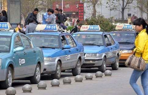 Taxis wait for customers in Handan, Hebei province. Regulations that will hold drivers to higher standards and give passengers the right to refuse payment go into effect on Jan 1. Hao Qunying / For China Daily 