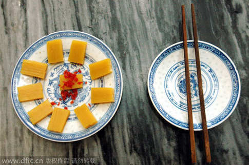 Beijing snack wandouhuang,cake made from pea paste. [Photo/IC]