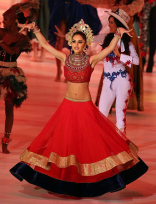Glamorous: Miss India, Koyal Rana, takes part in the final of the Miss World 2014 contest, showcasing her dancing skills and style credentials. ˵ģӡСšɲμ2014СľͼΪչʾ輼֤Լķ