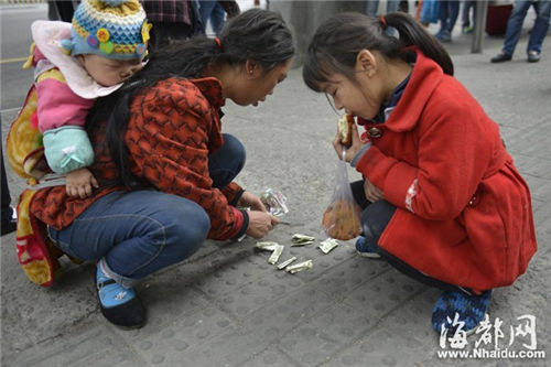不时有人将5元、10元、100元塞到她手中