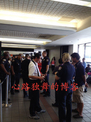 来了六、七个警察才平息了两个中国旅行团之间的插队纠纷