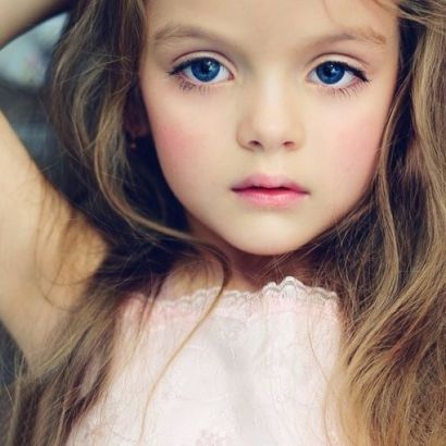 “小妖精”Milana Kurnikova 　　俄罗斯绝对是个出萝莉的宝地，另一位俄罗斯超级童模米兰-库尔尼科娃(Milana Kurnikova)再次证实了这点。网络上爆红的小模特米兰-库尔尼科娃曾在《年代秀》和《天天向上》节目中担任嘉宾，她拥有粉嫩无暇的皮肤，超大的蓝绿色美眸，静止不动时绝对会让你误以为是个洋娃娃。