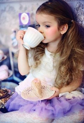 “小妖精”Milana Kurnikova 　　俄罗斯绝对是个出萝莉的宝地，另一位俄罗斯超级童模米兰-库尔尼科娃(Milana Kurnikova)再次证实了这点。网络上爆红的小模特米兰-库尔尼科娃曾在《年代秀》和《天天向上》节目中担任嘉宾，她拥有粉嫩无暇的皮肤，超大的蓝绿色美眸，静止不动时绝对会让你误以为是个洋娃娃。