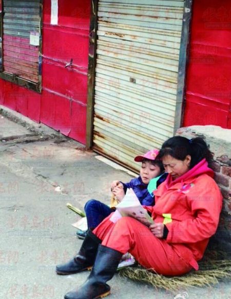段女士在工作间隙辅导孩子学习。(网友拍摄) 段女士在工作间隙辅导孩子学习。(网友拍摄)