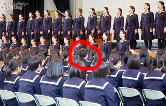 日本女校1名男生与159名女生的开学典礼(图)