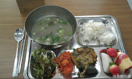 学生晒韩国高中午餐:顿顿必配泡菜(组图)