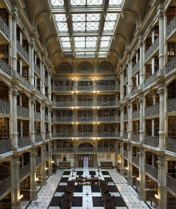 美国，马里兰州，巴尔的摩市，私立约翰-霍普金斯大学，乔治-皮巴第图书馆。George Peabody Library, Johns Hopkins University, Baltimore, MD