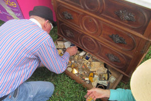 美国男子买二手柜发现大量珠宝 如数归还