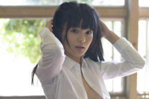 日本制服少女太奔放：教室里脱衣拍写真(组图)