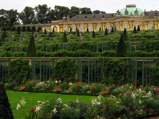 Sanssouci, Potsdam, Germany ¹̹ǹ Tip: The terraced garden is one of the most distinctive features of the Sanssouci Palace. If youre struggling to plant a garden on a hillside, consider terracing the land for a practical  and stunning  solution. ʿ̨ʽ԰ǹصľۡ㲻òɽϴ컨԰Կ޳״ʵƯ