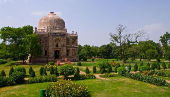 Lodi Gardens, Delhi, India ӡȵϻ԰ Tip: In recent years, the ancient Lodi Gardens has become a popular spot for bird-watchers. Make your garden into a bird sanctuary by ensuring there is water, native plants, and possibly a bird feeder. ʿϵϻ԰Ϊ߰ȥĵط֤ˮֲпܵĻһιĻ԰ܳΪһౣ