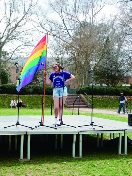  一名同學在慶祝同性戀的Pride活動上舉著同性戀標誌的彩虹旗。
