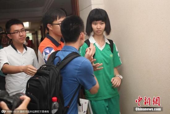 6月29日消息,在广州执信中学,北大清华两大名校争抢一名理科高分考生的激烈场面。冯宙锋 摄 图片来源:CFP视觉中国 6月29日消息,在广州执信中学,北大清华两大名校争抢一名理科高分考生的激烈场面。冯宙锋 摄 图片来源:CFP视觉中国