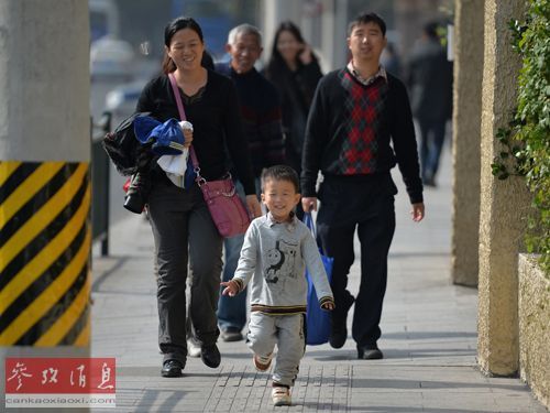 英媒:越来越多中国人不生孩子 新政难挽颓势_
