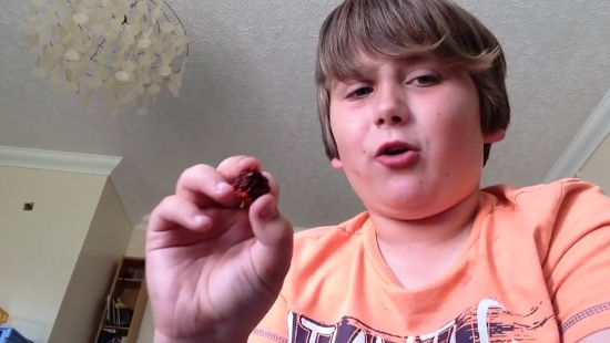 苏格兰9岁男童挑战全球最辣辣椒被辣哭