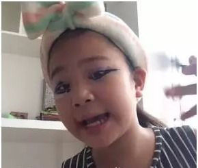 ����Ƶ�У���ģ����ĳλ���ǵ�ױ�ݣ�����BB˪���Լ����۽�Ĩ�ף���ͿĨ��ë�࣬����ɫ��Ӱ�������Ѵ������ô���ɫ���߱�Ӫ��������ߣ���������Ѭ�����ĺۼ���