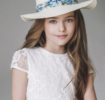 双语:俄罗斯9岁超模爆红 太成熟引争议(图)