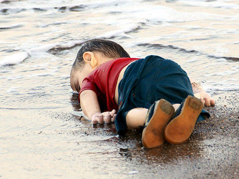 双语:艺术家用画笔哀悼叙利亚3岁溺亡男童
